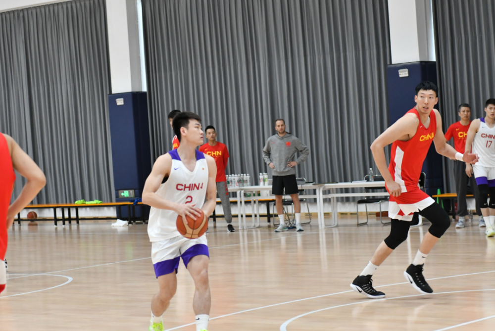  江苏男篮训练开放日，关键战绝杀压哨引观众欢呼，荷甲在即，团队化学反应显著