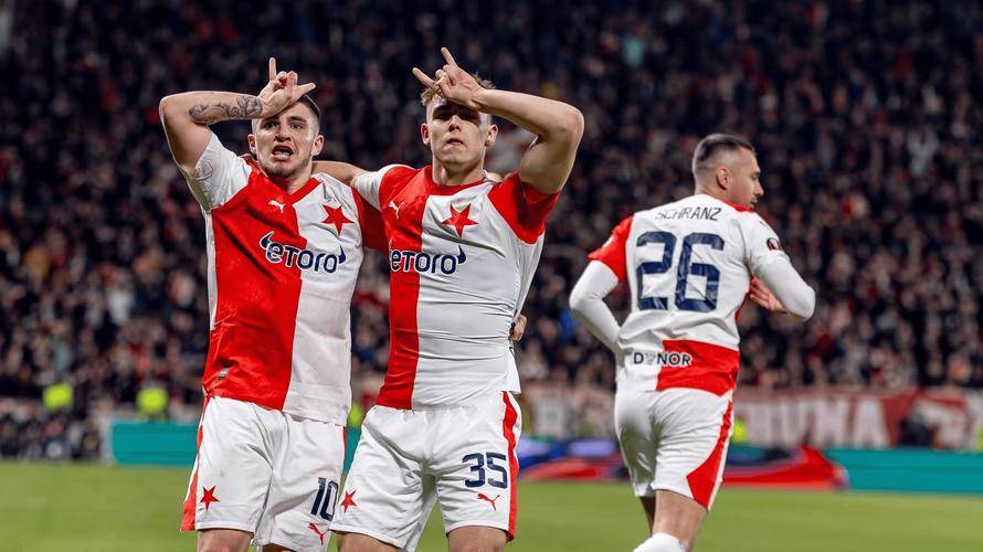  窗口期德甲焦点战；阿贾克斯止住颓势；更衣室稳定；团队化学反应显著