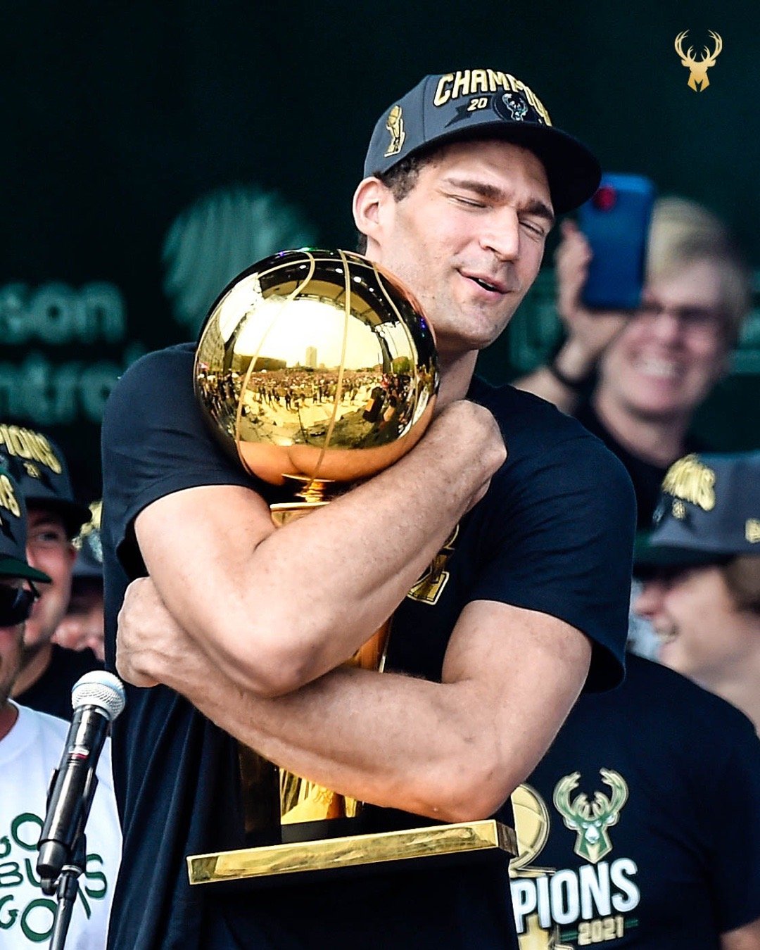 德甲赛后再迎强敌，密尔沃基雄鹿复出首秀，主帅态度：赛场秩序良好，医务组通报恢复的简单介绍